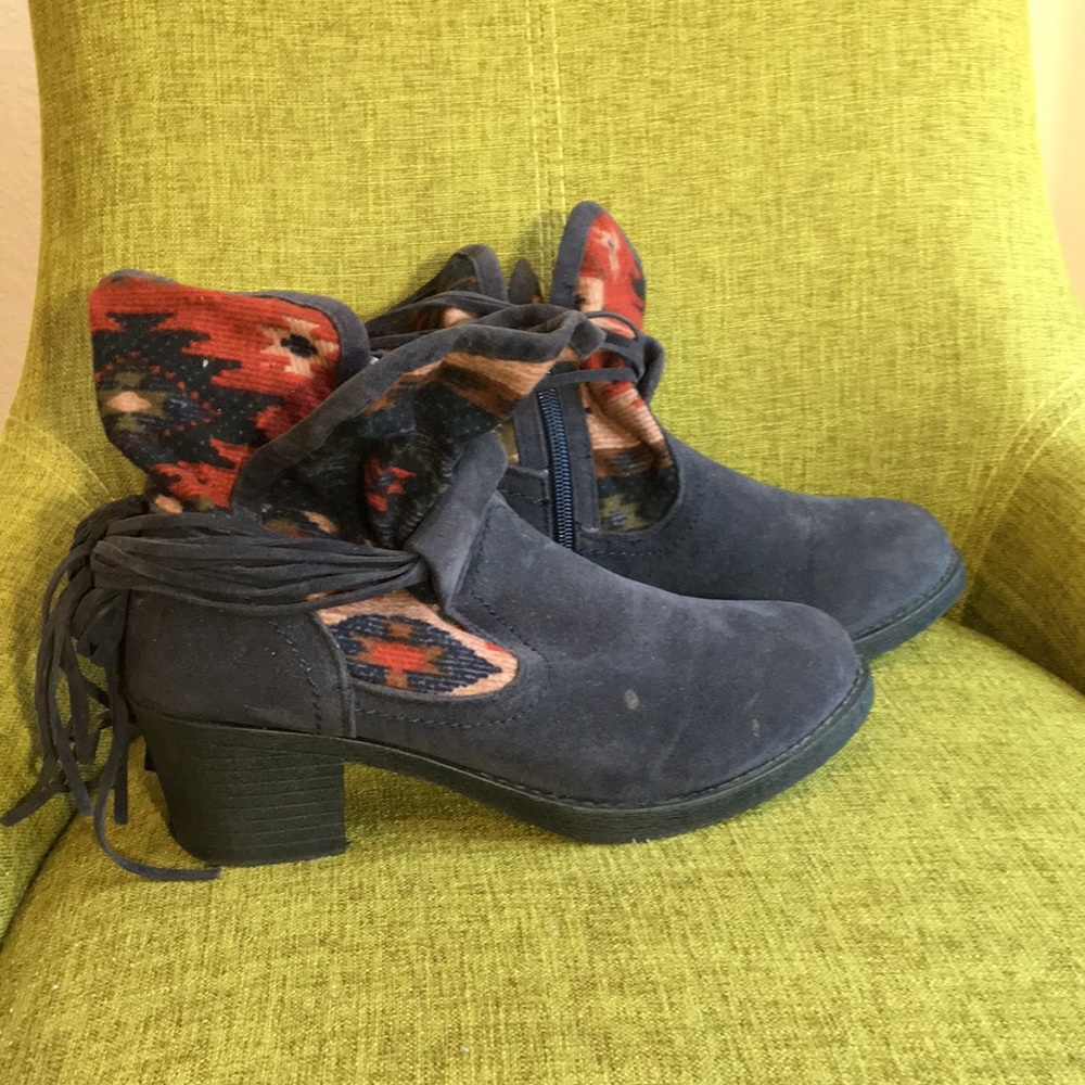 Heeled boots with Aztec print
